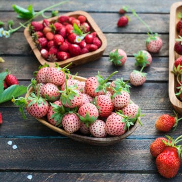 Pineberry in a wooden bowl.