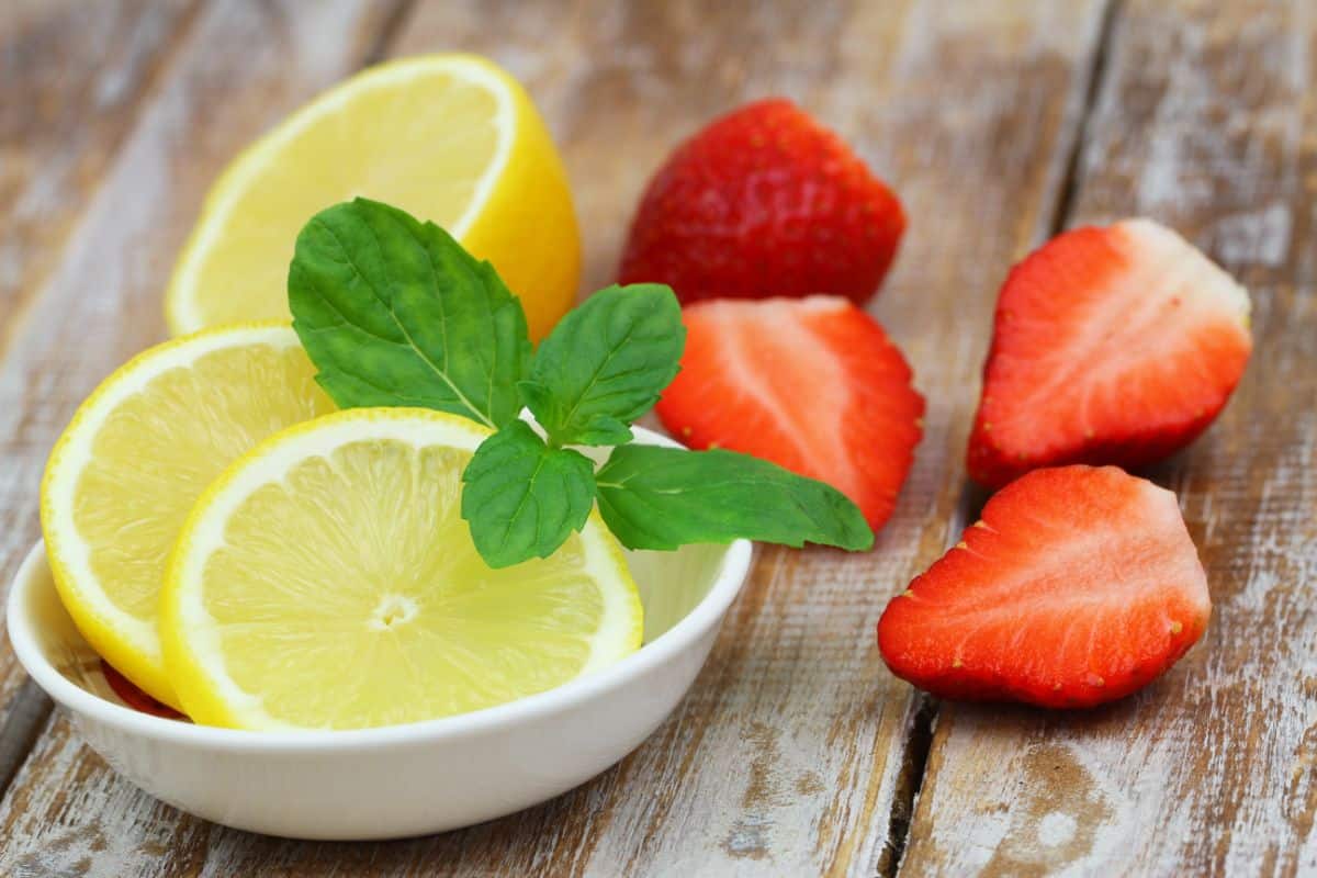 Sliced lemons with fresh strawberries